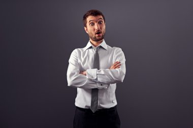 gri arka plan üzerinde sürpriz iş adamı