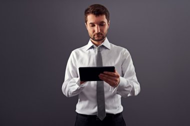 tablet pc tutmak düşünceli işadamı