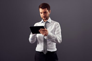 düşünceli işadamı Tablet PC'yi kullanma
