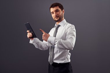 tablet pc işaret eden genç yetişkin iş adamı