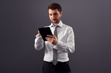 tablet pc ile çalışan genç yetişkin iş adamı