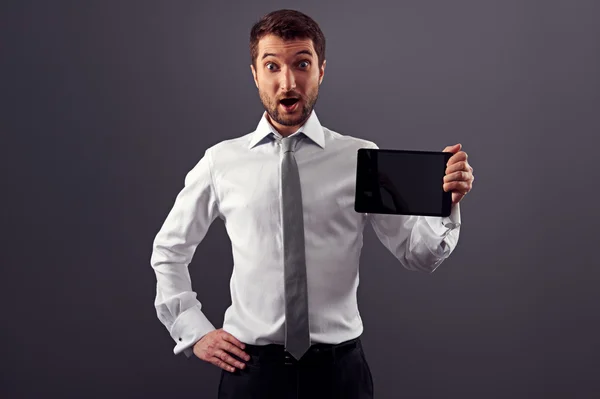 Erstaunter Geschäftsmann zeigt den Tablet-PC — Stockfoto