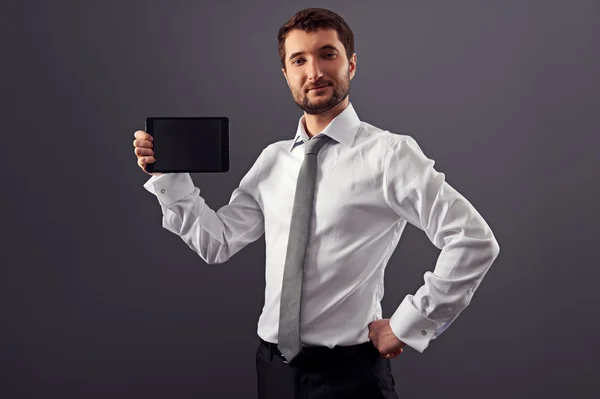 Hombre de negocios mostrando la pantalla de su PC tableta —  Fotos de Stock