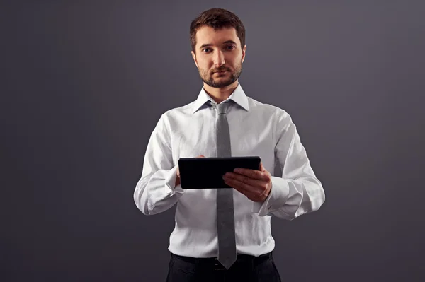 Красивий бізнесмен тримає планшетний ПК — стокове фото