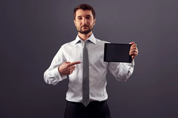 Человек в формальном костюме, указывающий пальцем — стоковое фото