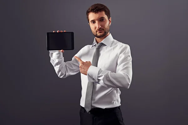 Uomo puntando il dito contro il tablet pc — Foto Stock