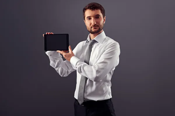 Homem grave em desgaste formal com tablet pc — Fotografia de Stock