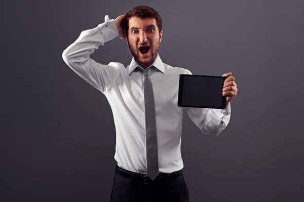 Shocked man holding tablet pc and screaming — Stock Photo, Image