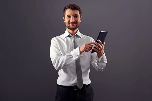 Smiley affärsman pekar på TabletPC — Stockfoto
