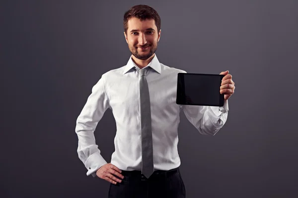 Smiley man in formele slijtage houden van tablet-pc — Stockfoto