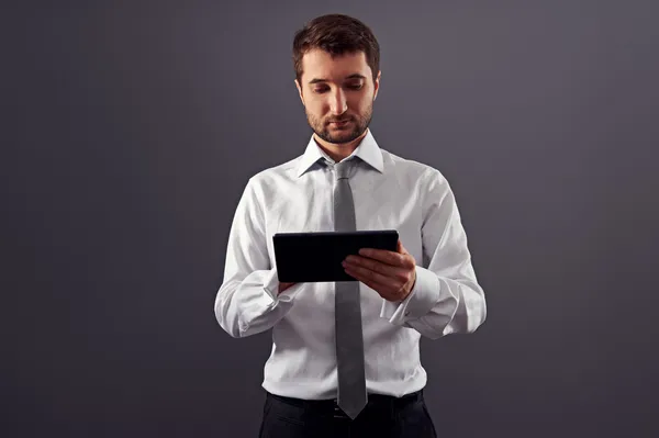 Nachdenklicher Geschäftsmann mit Tablet-PC — Stockfoto