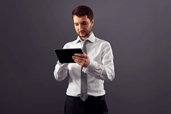 Nachdenklicher Geschäftsmann mit Tablet-PC — Stockfoto