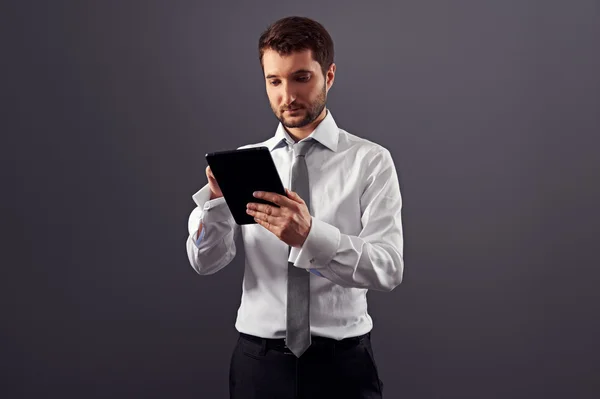 Jeune homme d'affaires adulte travaillant avec tablette pc — Photo