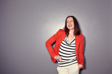 kırmızı ceket esmer gülüyor