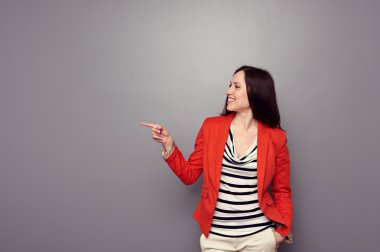 boş boşaltmak işaret eden kadın