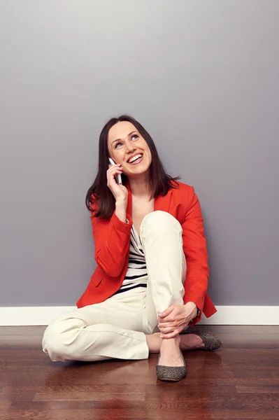 Girl talking on the phone and laughing — Stock Photo, Image