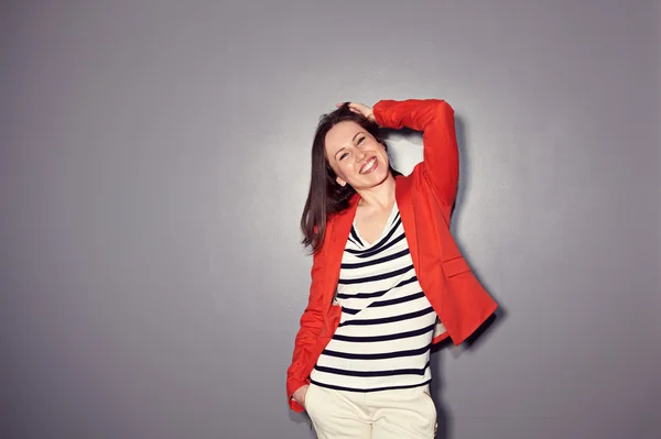 Tętniącej życiem młoda kobieta się śmieje — Zdjęcie stockowe