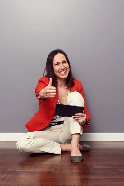 Woman holding tablet pc and smiling — Stock Photo, Image