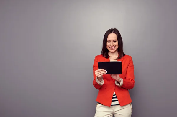 Mulher usando computador tablet — Fotografia de Stock