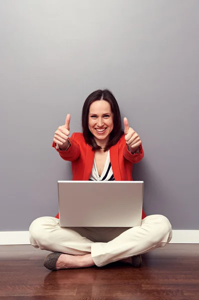 Vrouw met laptop geven duimen omhoog — Stockfoto