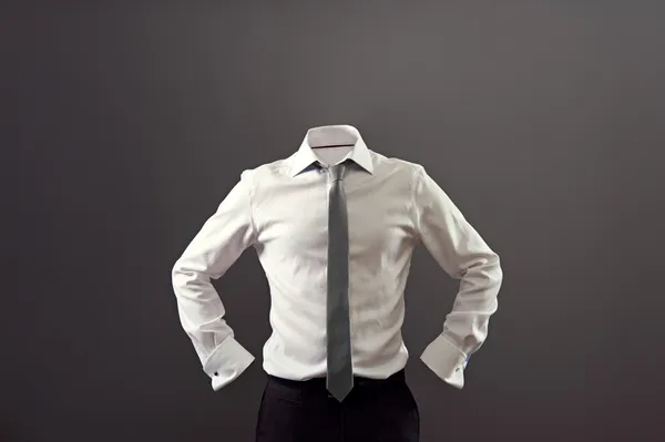Homem anônimo em camisa branca e calças pretas — Fotografia de Stock
