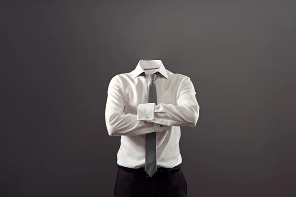 görünmez adam katlanmış silah ile ayakta