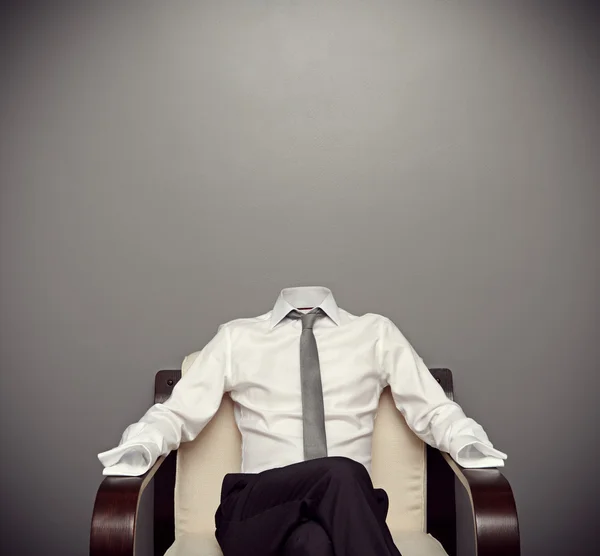 koltukta oturan görünmez adam