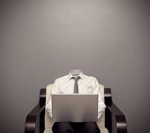 Unsichtbarer Mann arbeitet mit Laptop — Stockfoto