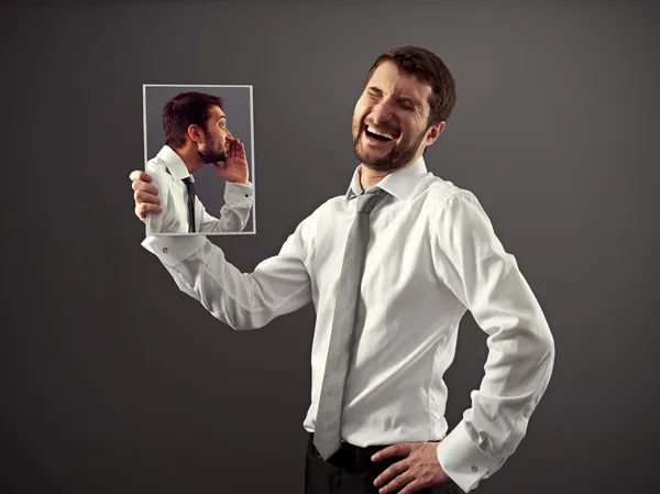 Homem rindo de uma piada — Fotografia de Stock