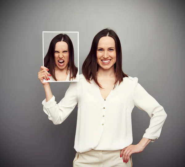 gülen kadın içeri kızgın