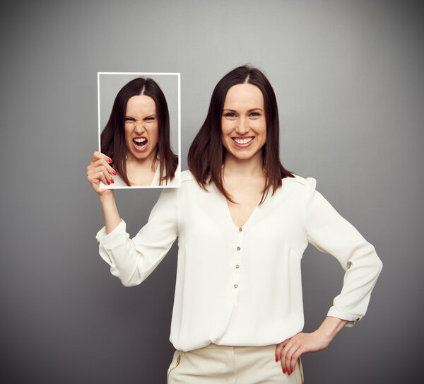 Женщина разгневана изнутри
