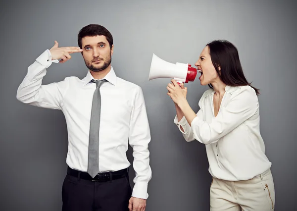 Donna che grida all'uomo stanco — Foto Stock