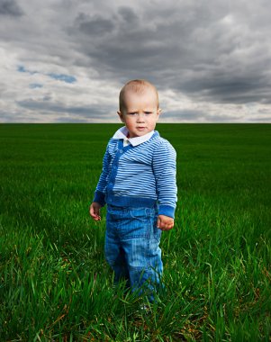 ayakta ciddi küçük çocuk