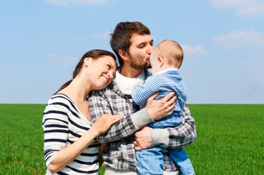 Genç aile açık havada