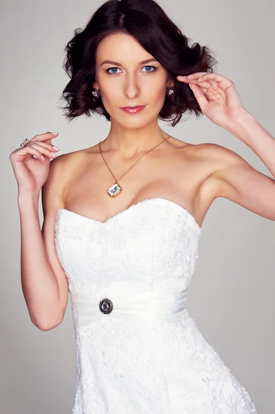 Belle mariée en robe blanche — Photo