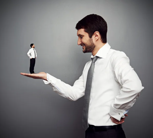 Grande chefe e pequeno subordinado — Fotografia de Stock