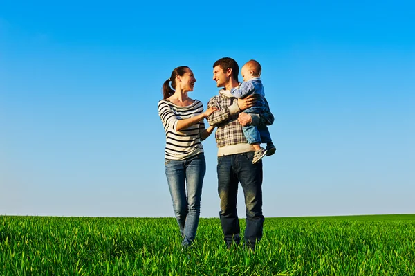 Fröhlicher Familienspaziergang — Stockfoto