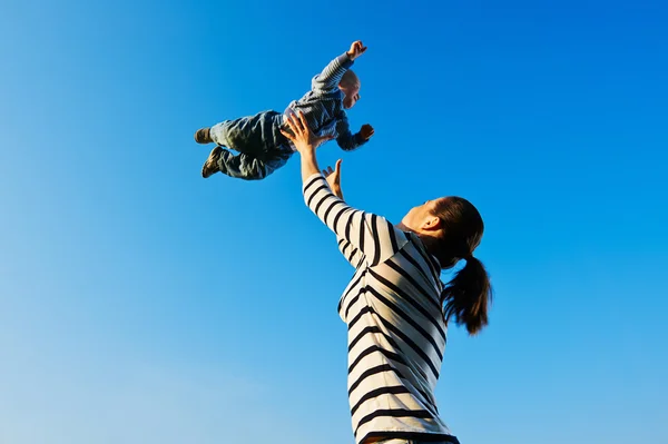 Mãe e filho fazendo feliz — Fotografia de Stock