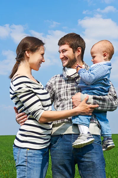 Mãe e pai com filho pequeno — Fotografia de Stock