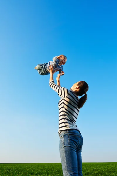 Madre con hijo está de muy buen humor — Stok fotoğraf