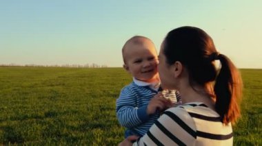 onun bebek oğlu ile mutlu genç anne