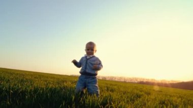 çocuk ilk adımlarını atıyor