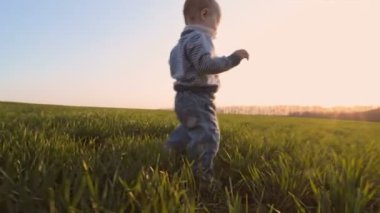 Küçük çocuk ilk adımlarını yapıyor