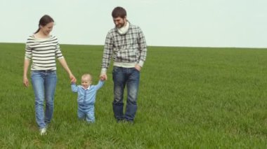 anne, baba ve küçük oğlu yürüyüş