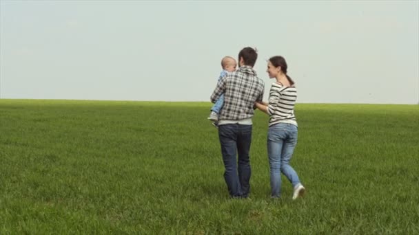 Vue arrière de la jeune famille — Video