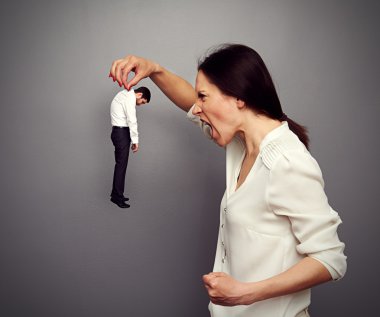 büyük patron küçük yan çığlık
