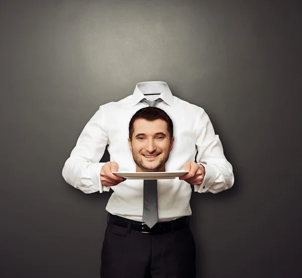 Hombre sin cabeza sosteniendo la cabeza sonriente — Foto de Stock