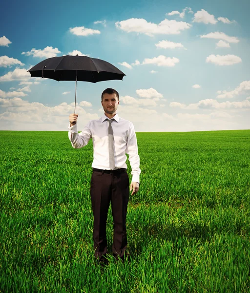 Homme sérieux tenant parapluie noir — Photo