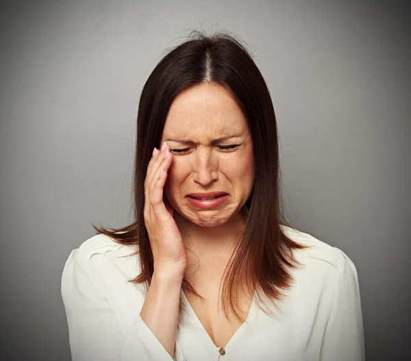 Junge Brünette weint — Stockfoto