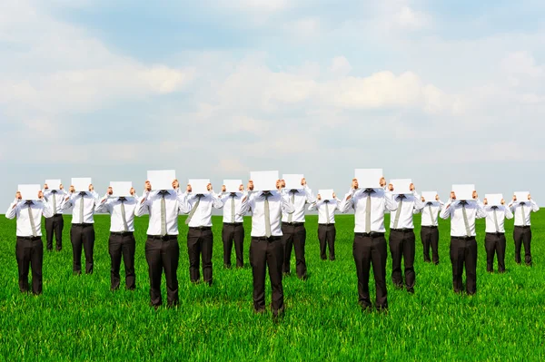 Männer mit weißen leeren Laken — Stockfoto